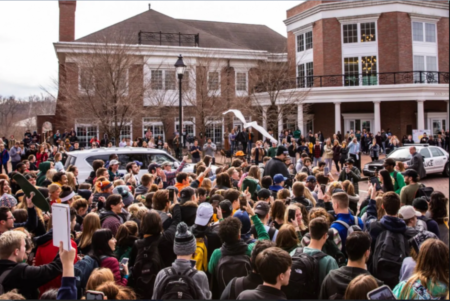 A+crowd+gathers+around+gun+rights+activist+Kaitlin+Bennett+at+Ohio+University.