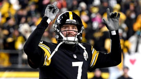 Ben Roethlisberger salutes the crowd for the final time at Heinz two weekends ago after a victory over the Browns.