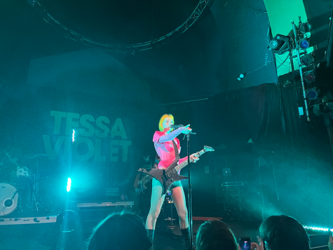 Tessa Violet opens her show with a jaw-dropping entrance. 
