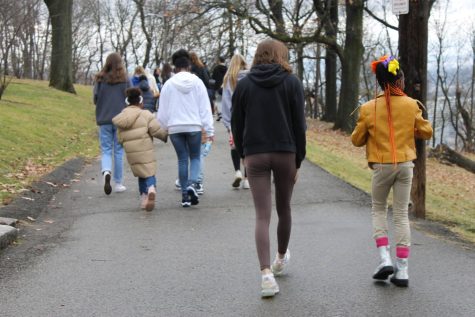 Grandview and NASH students walk to Pittsburghs Mt. Washington overlook during the December 2022 field trip.